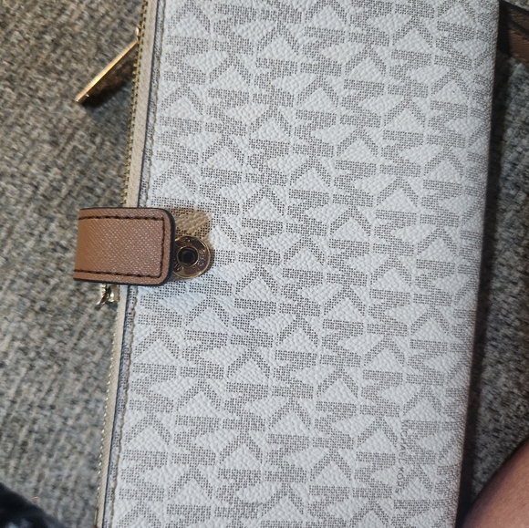 Wristlet phone case - Picture 3 of 9